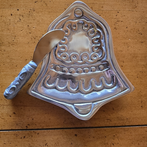New pewter Christmas plate with spreader. - Picture 7 of 10